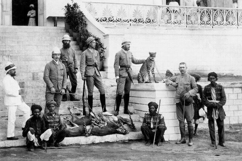 Князь Александр Михайлович и его спутники после охоты с гепардом. Индия, 1890 год.