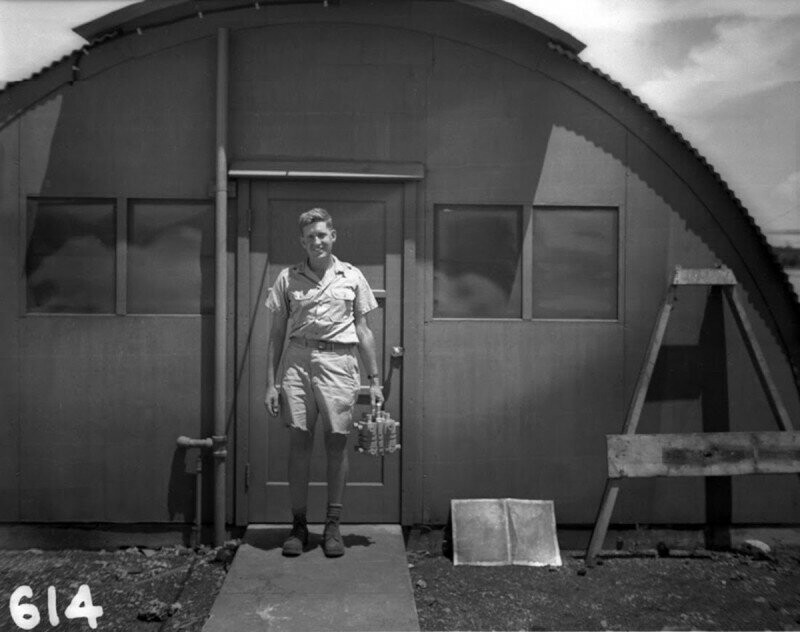 Физик Гарольд Агню несет плутоний для атомной бомбы “Толстяк”, которую сбросят на Нагасаки. 1945 год.