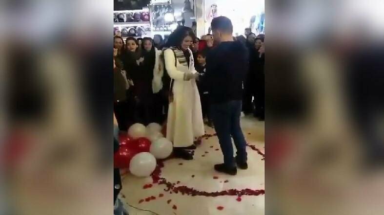 Пару из Ирана «арестовали за вирусное видео романтического предложения» в торговом центре, которое «оскорбляет ислам»