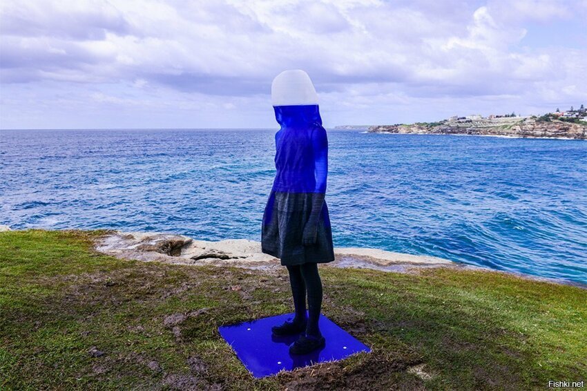 скульптор Алессандра Росси: полупрозрачная фигурка на фоне морского горизонта...