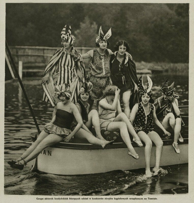 Группа лондонских актрис, принимающих участие в конкурсе купальных костюмов, проходящем на Темзе. 1930-е