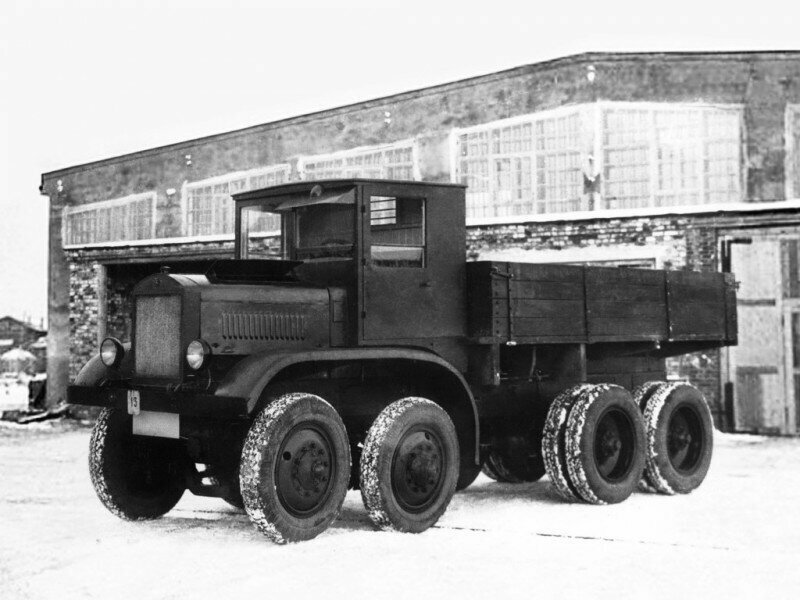 ЯГ-12 - опытный четырехосный грузовой автомобиль, построенный в 1932 году на Ярославском автозаводе, это первый советский автомобиль с колесной формулой 8x8