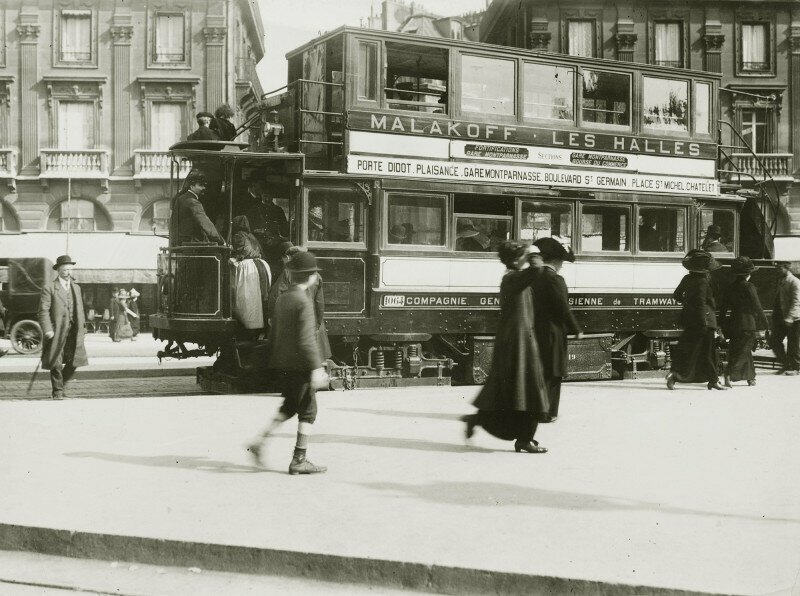 Парижский трамвай едет из пригородного квартала Малахов в центральный квартал Ле-Аль. И да, первый назван в честь взятия Малахового кургана в Севастополе, который штурмовали французские войска в сентябре 1855 г.