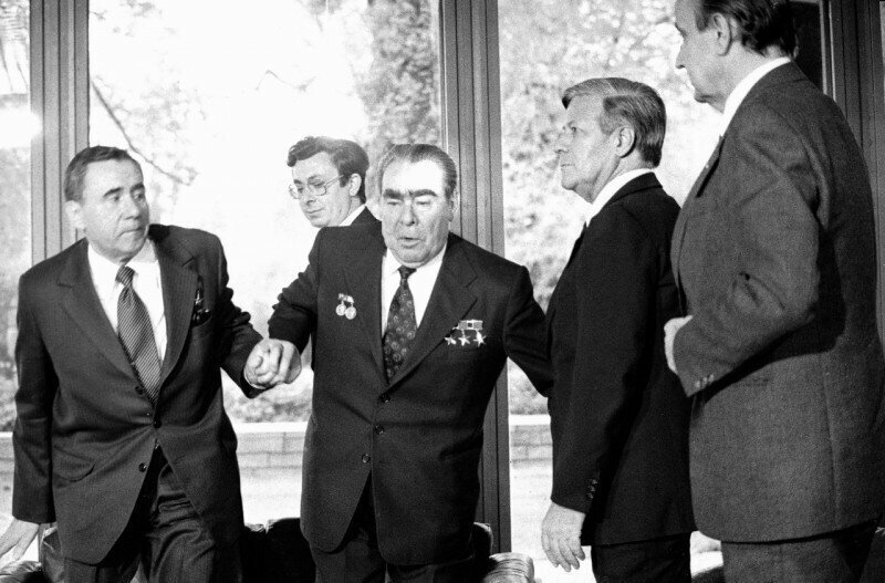 Андрей Громыко и канцлер ФРГ Гельмут Шмидт помогают Леониду Брежневу подняться после фотосессии. Брежнев не смог встать с дивана без посторонней помощи. 1978