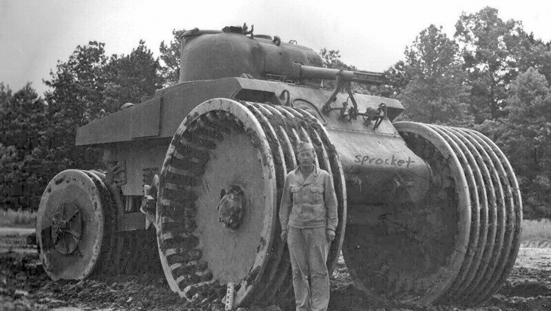 Американский солдат у танка "Шерман M4A2 ,снабженного системой T10, предназначенной для подрыва мин.