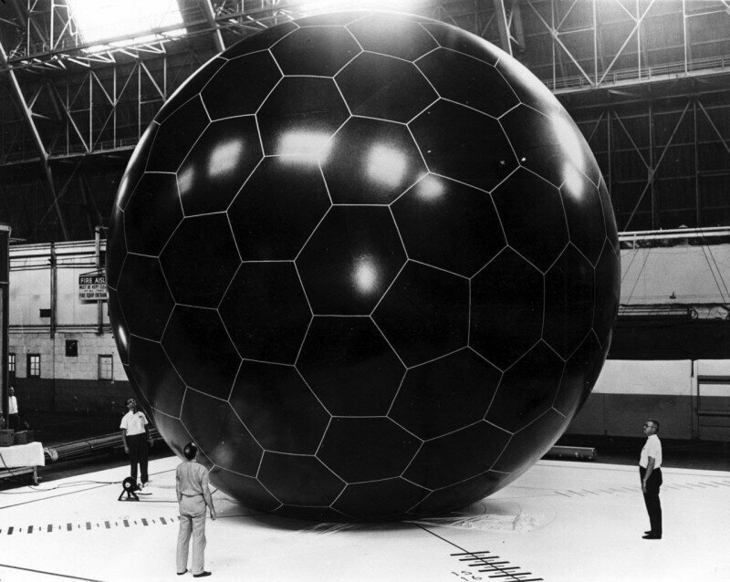 Спутник NASA OV1-8 PASCOMSAT, диаметр 9м., внутри гелий. 1966 год.