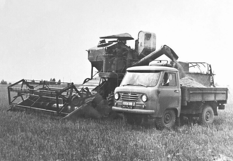 Необычная картина: Самоходный комбайн СК-3 загружает зерном опытный образец грузовичка УАЗ-451Д. В 1958 году комбайн получил премию Гран-при на Всемирной выставке в Брюсселе.