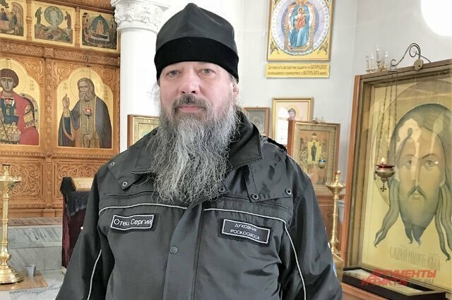 Nasa поделились фотографией русского священника в куртке с надписью: духовник "Роскосмоса"