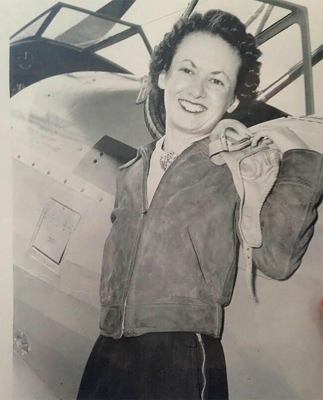 14. Женщина, получившая лицензию пилота в 1940-х