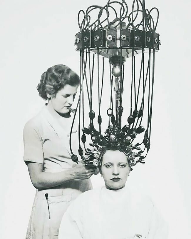 18. Машина для перманентной завивки волос, 1935 год