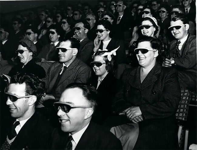 17. Зрители смотрят "стереоскопический фильм" в 3D-очках во время британского фестиваля, Лондон, 1951 год