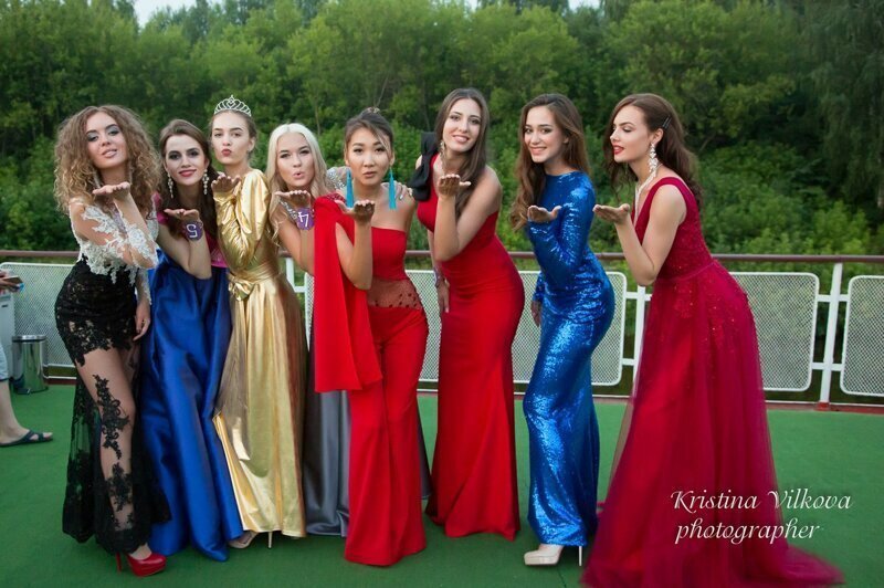 Каждая маленькая девочка дружить со взрослой женщиной