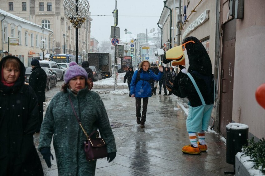 Хожу по москве. Народ ходит по улицам в маске Россия. В Москве в масках ходят на улице. Я В Москве. Москва днем.