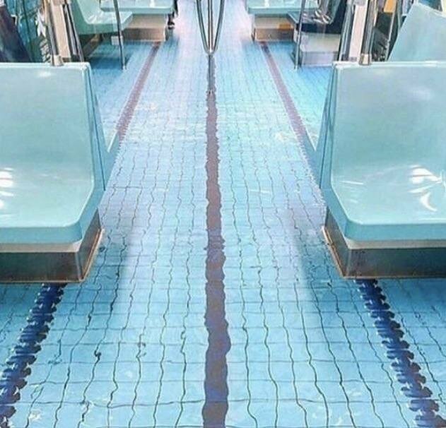 5. Пол в метро похож на бассейн