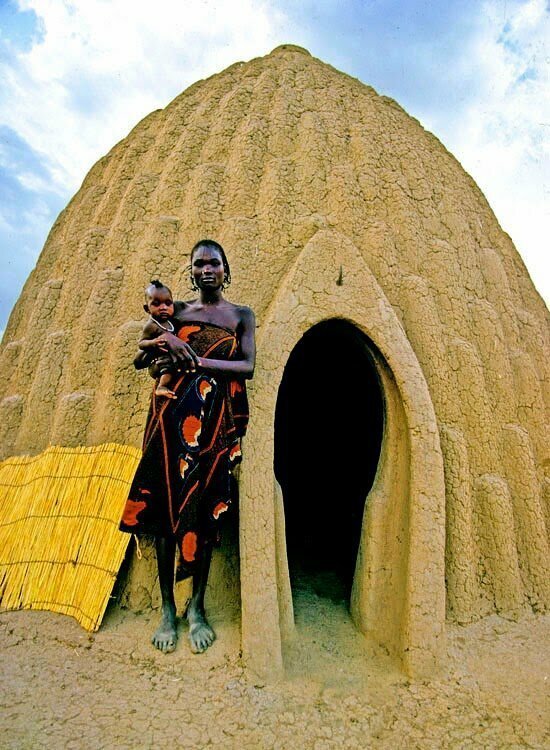 Жилища Мусгум расположены на равнинах Камерун и Чад, где дерево и камень недоступны в непосредственной близости