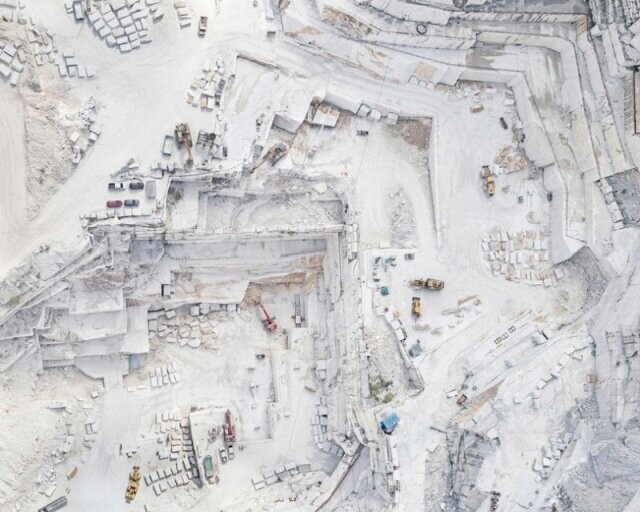 Вид с воздуха на Каррарские мраморные карьеры, Италия