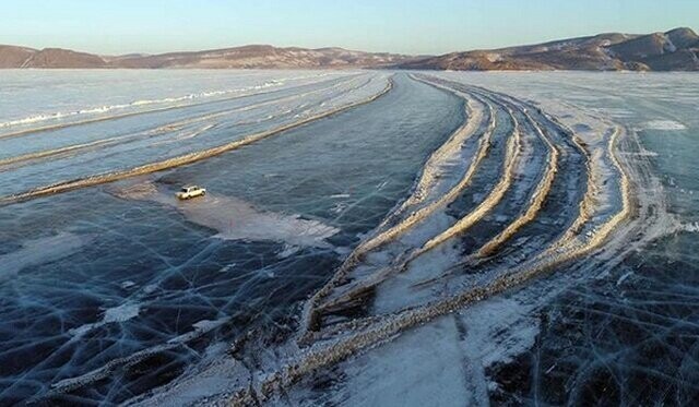 Автомобиль на покрытом льдом Енисее, Красноярск, Россия
