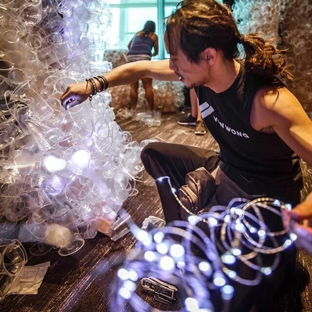Художник создал завораживающую «кристальную» пещеру из 18 тысяч пластиковых стаканчиков