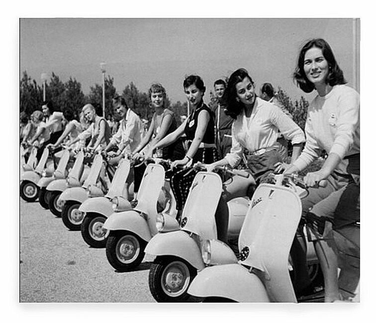 Девушки на скутерах, около 1955 года 