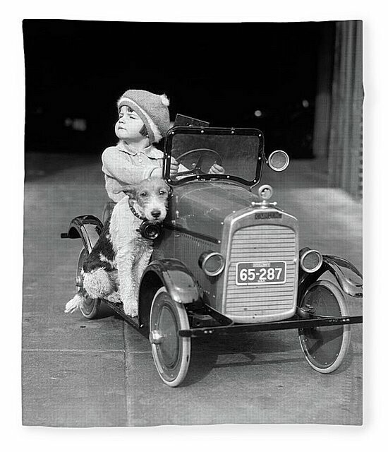 Девочка, собака и игрушечный автомобиль,1920 годы 