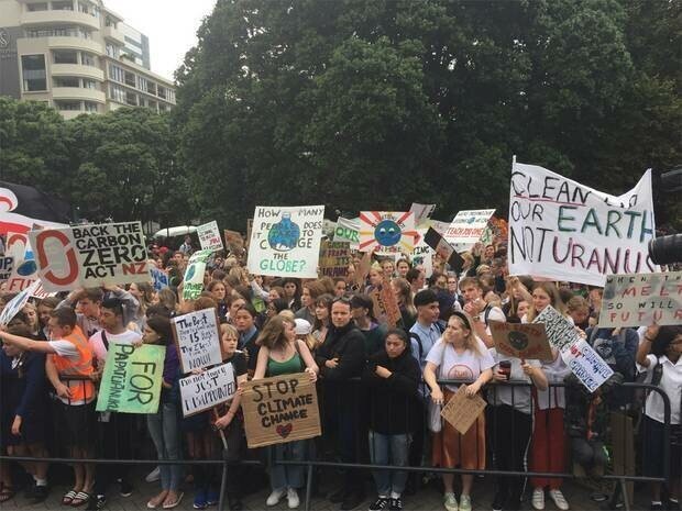 Тысячи школьников Новой Зеландии и Австралии устроили демонстрацию в защиту Земли
