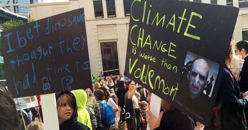 "Изменение климата хуже, чем Волан-де-Морт", - написал на своей табличке ученик из Веллингтона, Новая Зеландия
