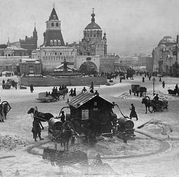 Фонтан на Лубянской площади, конец 1890-х (извозчики покупают воду, чтобы напоить своих коней)