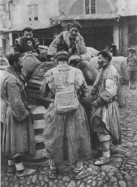 Мушеби (носильщики тяжестей) на майдане, 1890-е