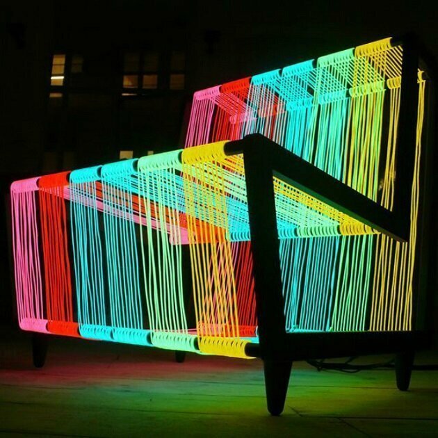 Кресло, сделанное из электролюминесцентной проволоки, которая светится всеми цветами радуги.