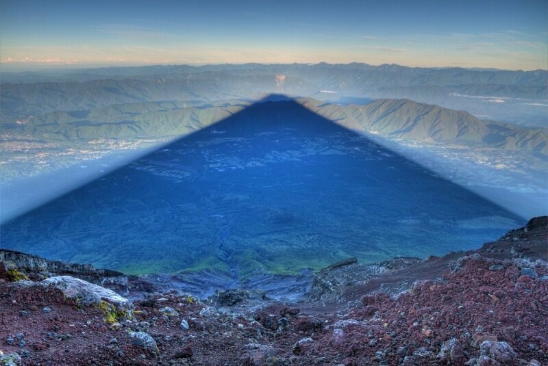 Огромная тень от горы Фудзияма