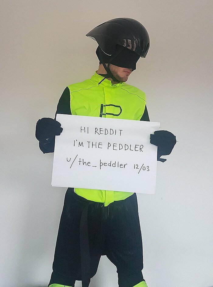 Это The Peddler (Разносчик) - анонимный супергерой, появившийся недавно на улицах южного Лондона