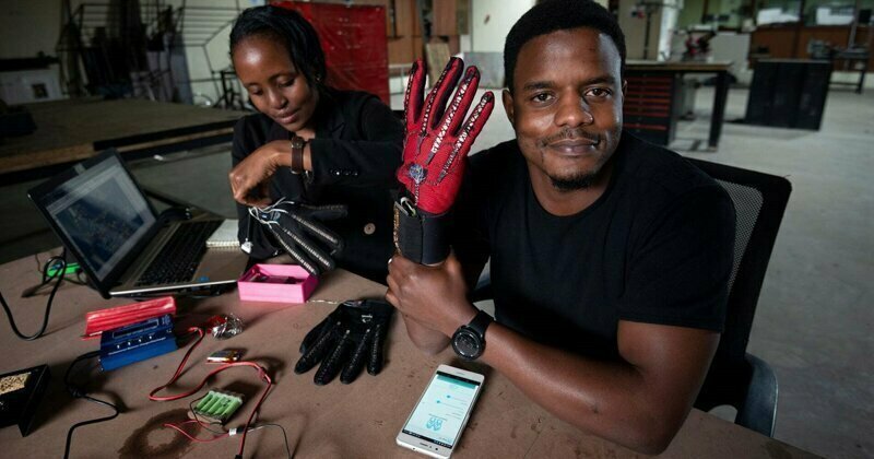 25-летний кениец изобрел умные перчатки, которые преобразуют язык жестов в речь (4 фото)