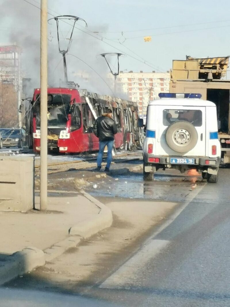 В Казани сгорел трамвай, пассажиры успели выскочить из вагонов!!