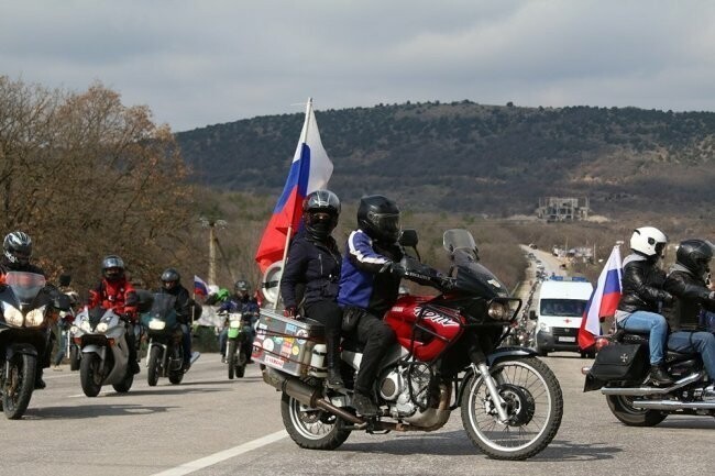 Грандиозный автопробег прошел в Крыму на юбилей референдума