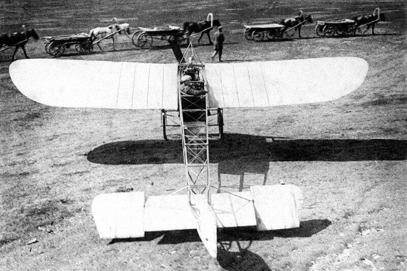 Лётчик-испытатель Россинский во время испытаний новой модели самолета на Ходынском поле, 1910 год.