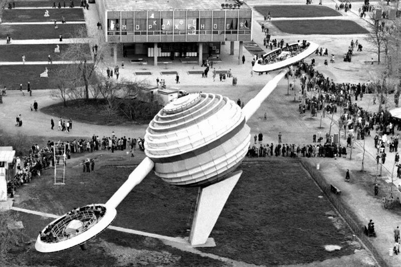 Аттракцион «Сатурн» в парке культуры и отдыха имени Горького, Москва, 1978 год.