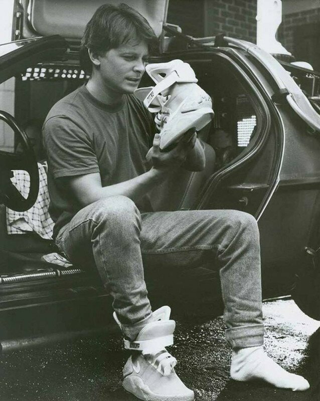 Майкл Дж. Фокс рассматривает кроссовки “из будущего” Nike MAG на съемках фильма “Назад в будущее 2”, 1989 год.