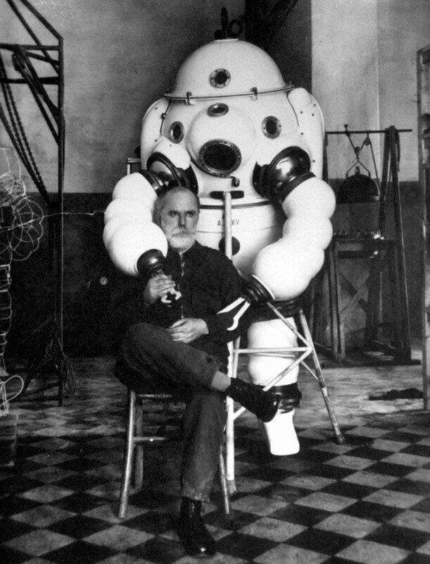 Роберто Галеацци на фоне созданного им жесткого глубоководного скафандра, 1935 год, Италия