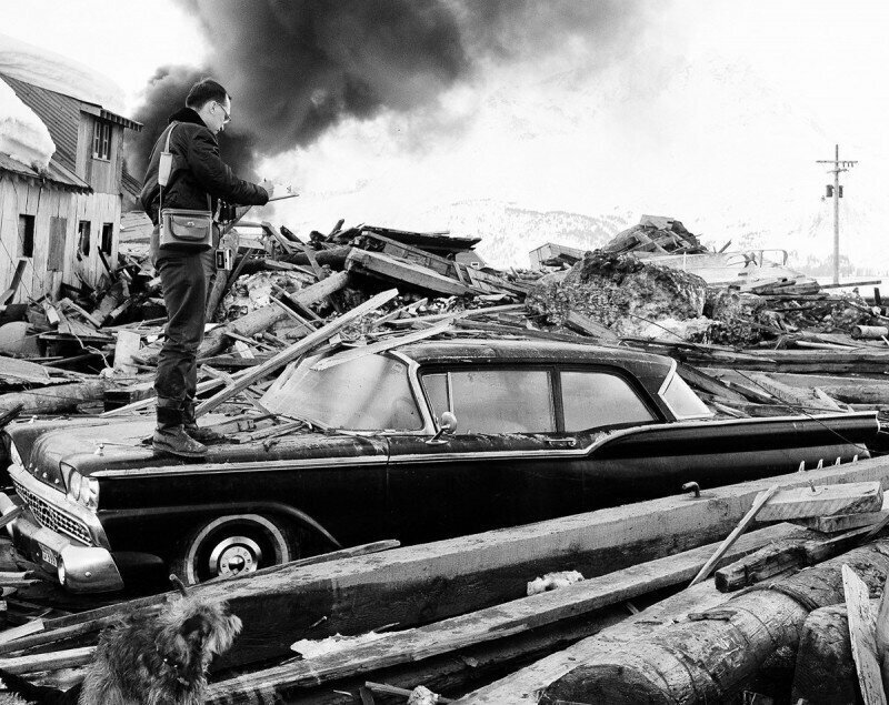 Фотограф снимает последствия Великого Аляскинского землетрясения, 1964 год.
