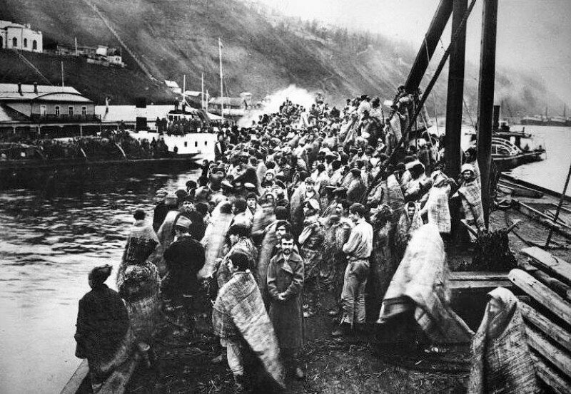 Чехословацкая плавучая тюрьма с 400 пленными красноармейцами на Каме близ Сарапула, 1918 год.