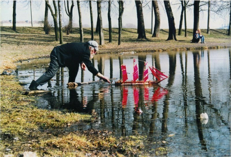 Запуск модели парусника, Санкт–Петербург, 1999 год.