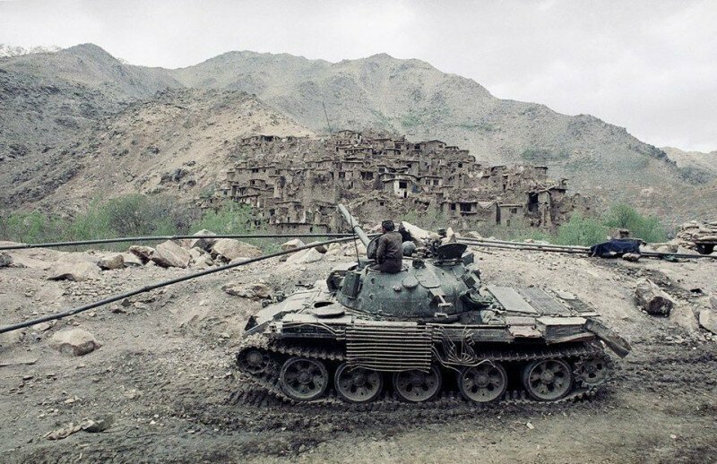 Советский танк на фоне деревни Саланг. Афганистан, середина 1980-х годов.