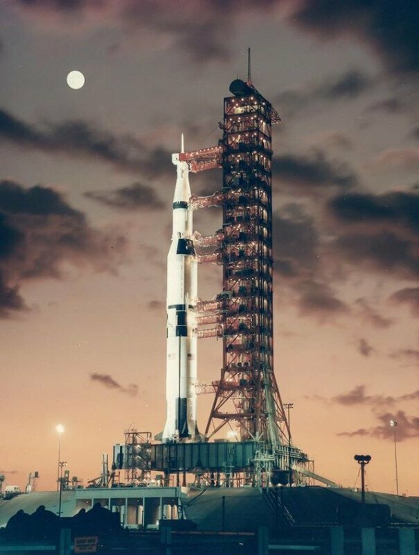 «Выстрел по луне» - ракета Saturn V на площадке на рассвете, до первого запуска - 9 ноября 1967 года.