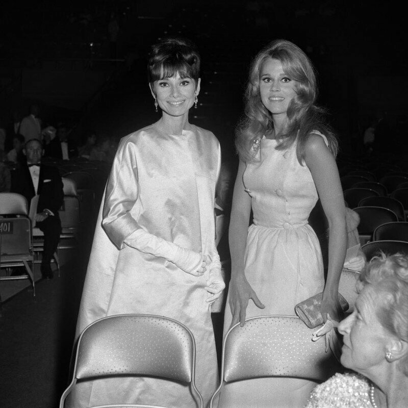 Одри Хепберн и Джейн Фонда на вручении Оскара в 1965 году.