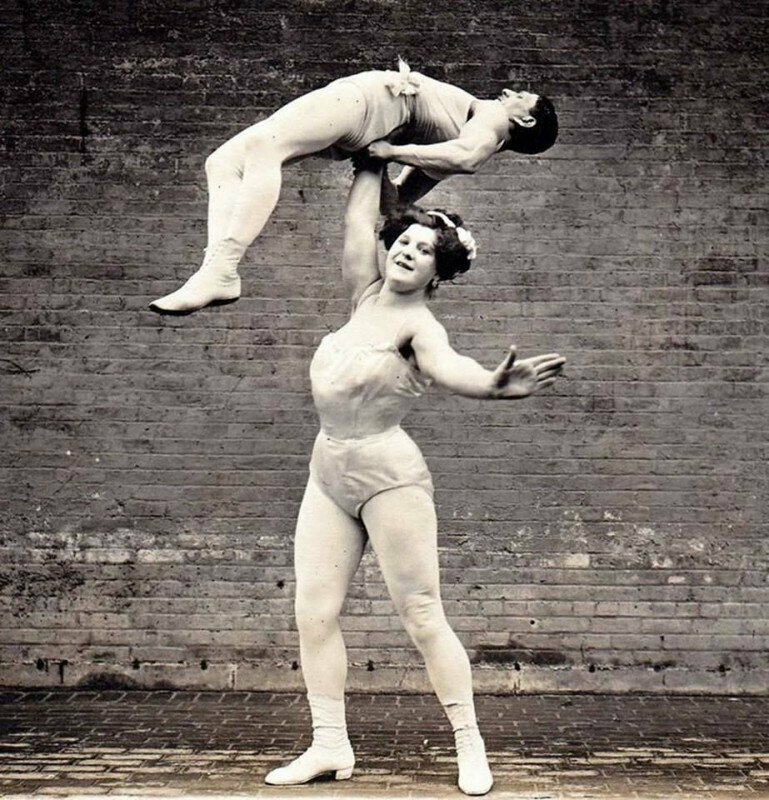«Великая Сандвина» (1884 - 1952) поднимает мужа над головой