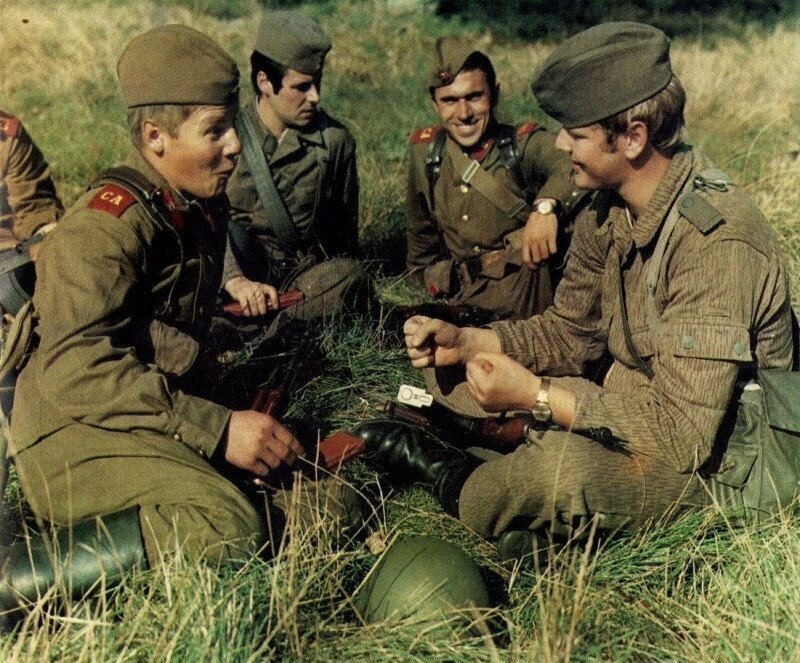 Советские солдаты и солдаты ГДР общаются на привале. 1980-е