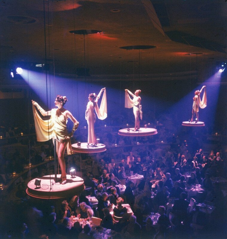Девушки из знаменитого парижского шоу Lido выступают на поднятых платформах в отеле-казино Stardust. США,1958