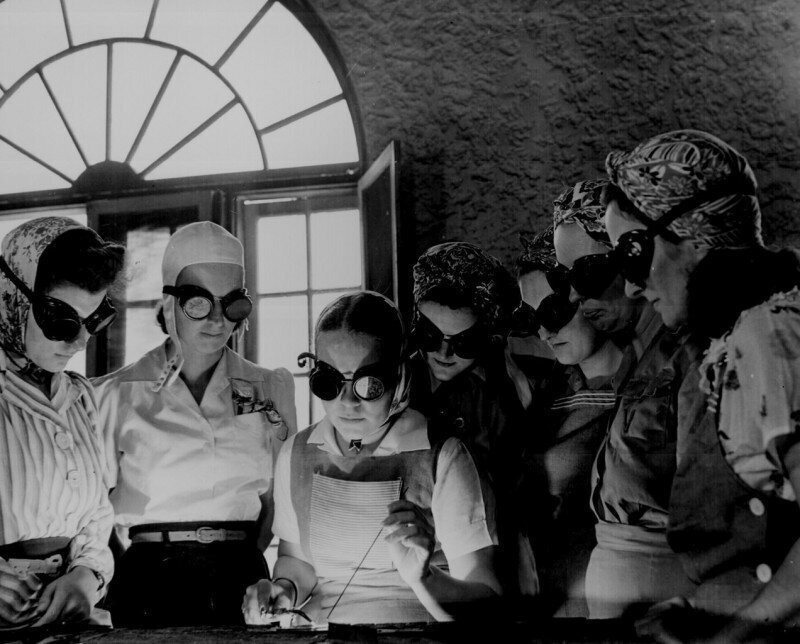 Американские женщины учатся работать со сваркой в профессионально-технической школе, апрель 1942 года.
