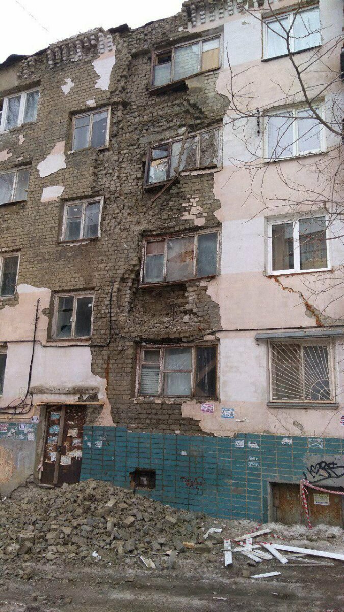 Экостиль: саратовские ремонтники подперли рушившийся потолок квартир бревнами