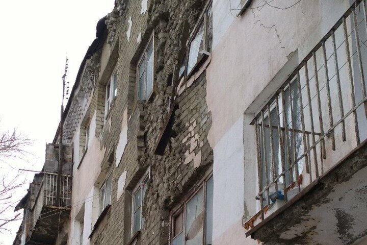 Экостиль: саратовские ремонтники подперли рушившийся потолок квартир бревнами